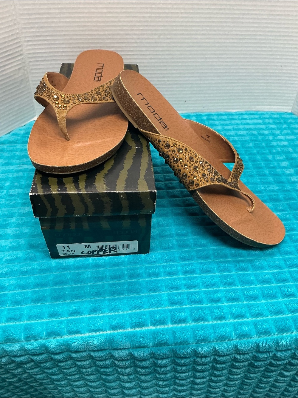 Ladies size 11M Moda Tan w/copper crystal Thong Sandals